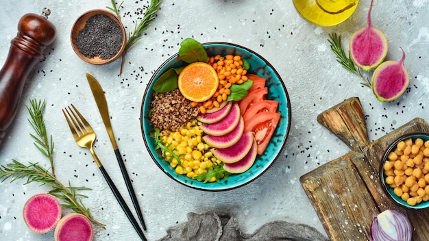 Miski z kolorowym jedzeniem