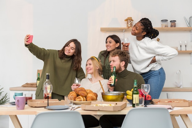 Uśmiechnięci czytelnicy jedzący posiłek